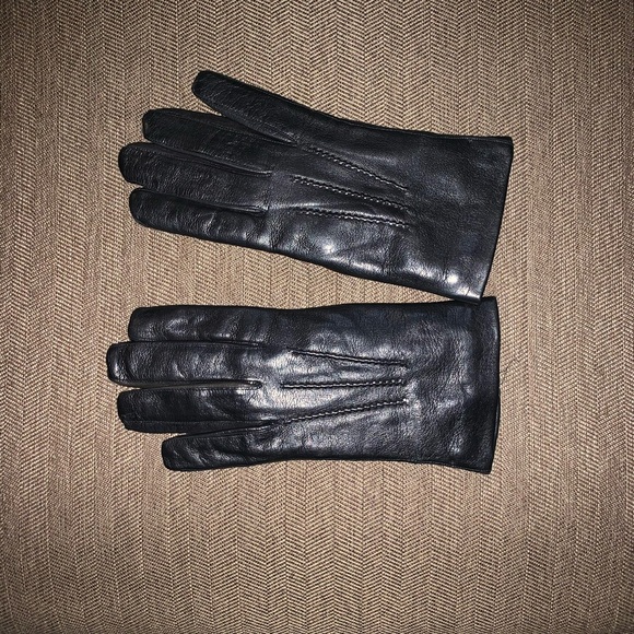Gloves - Picture 1 of 4